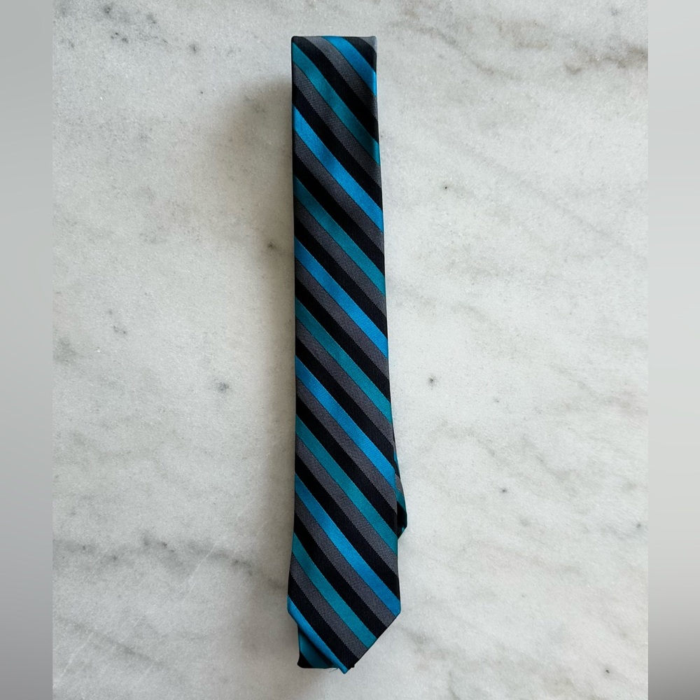 Modern Men’s necktie black and blue